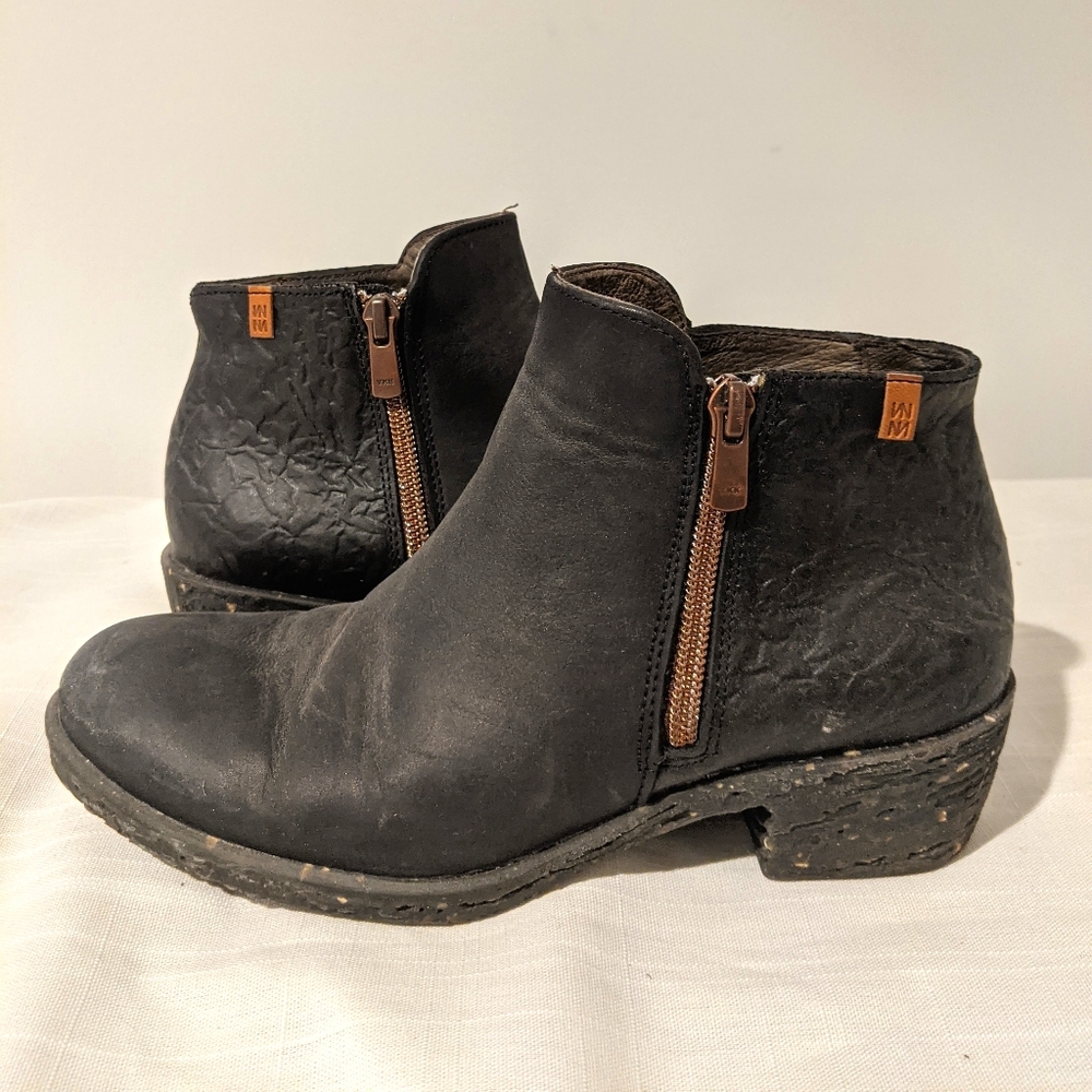 El Naturalista black booties